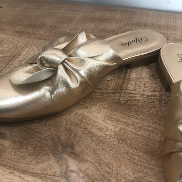 Classic Move Gold Slip On Loafers - Size 8 - Picture 12 of 14